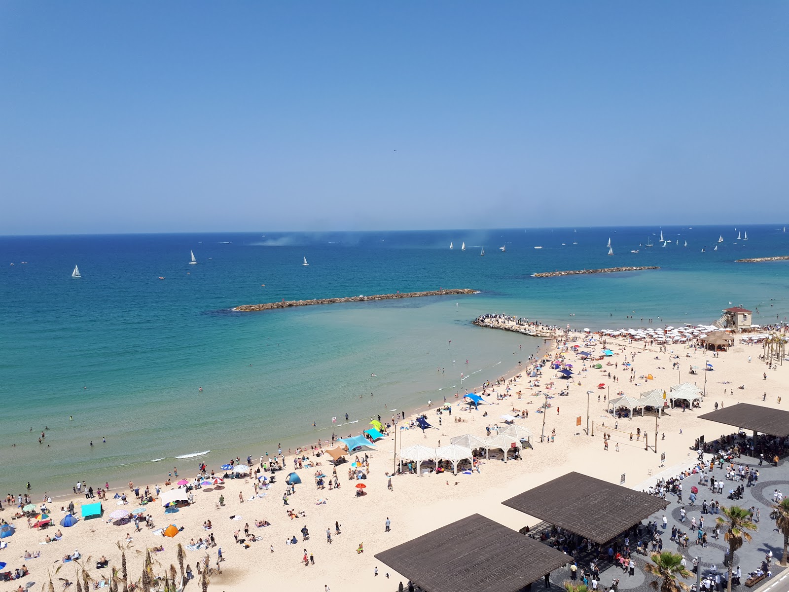 Photo of Tel Aviv beach with straight shore