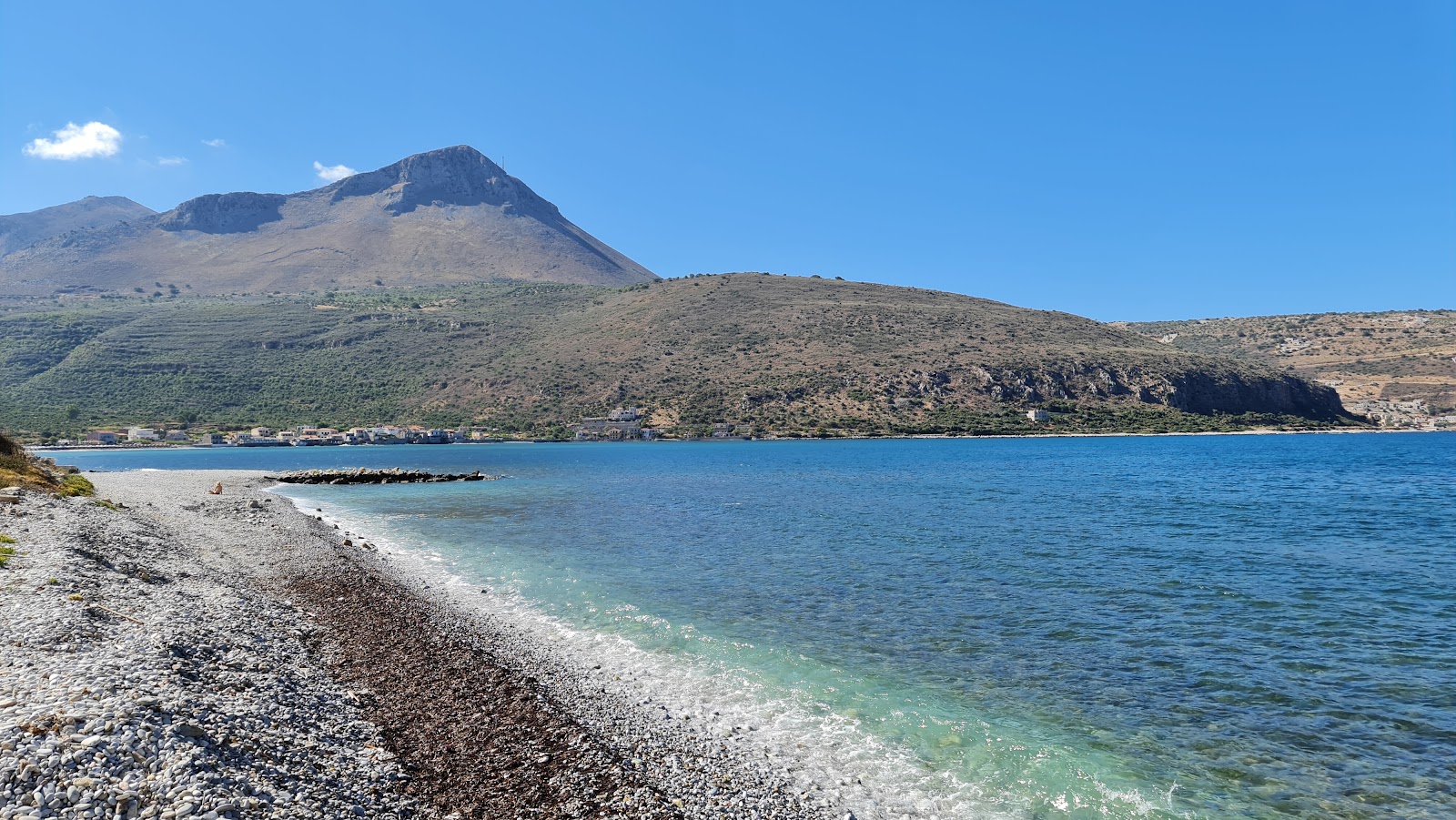 Fotografie cu Paralia Karavostasiou cu o suprafață de apa pură turcoaz