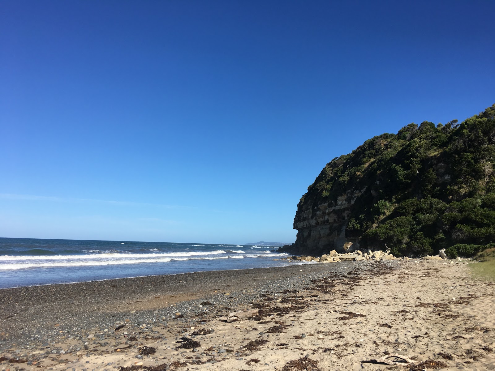 Fossil Bluff Beach的照片 被山脉环绕