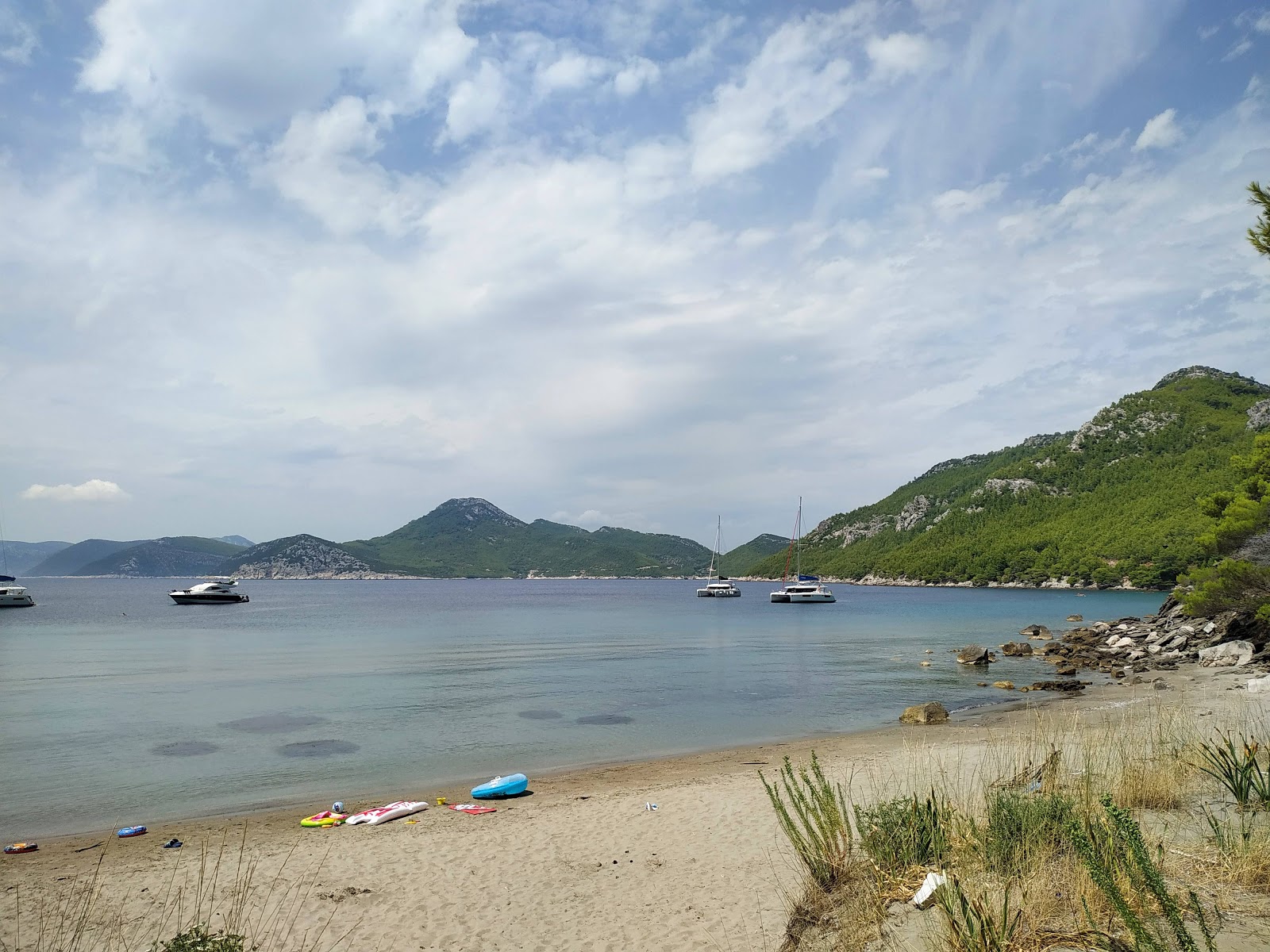 Foto di Olipa beach con una superficie del acqua cristallina