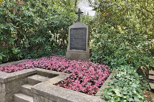 Grave of Wilhelm Conrad Röntgen image