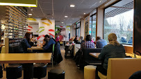 Atmosphère du Restauration rapide McDonald's à Saint-Julien-les-Villas - n°2