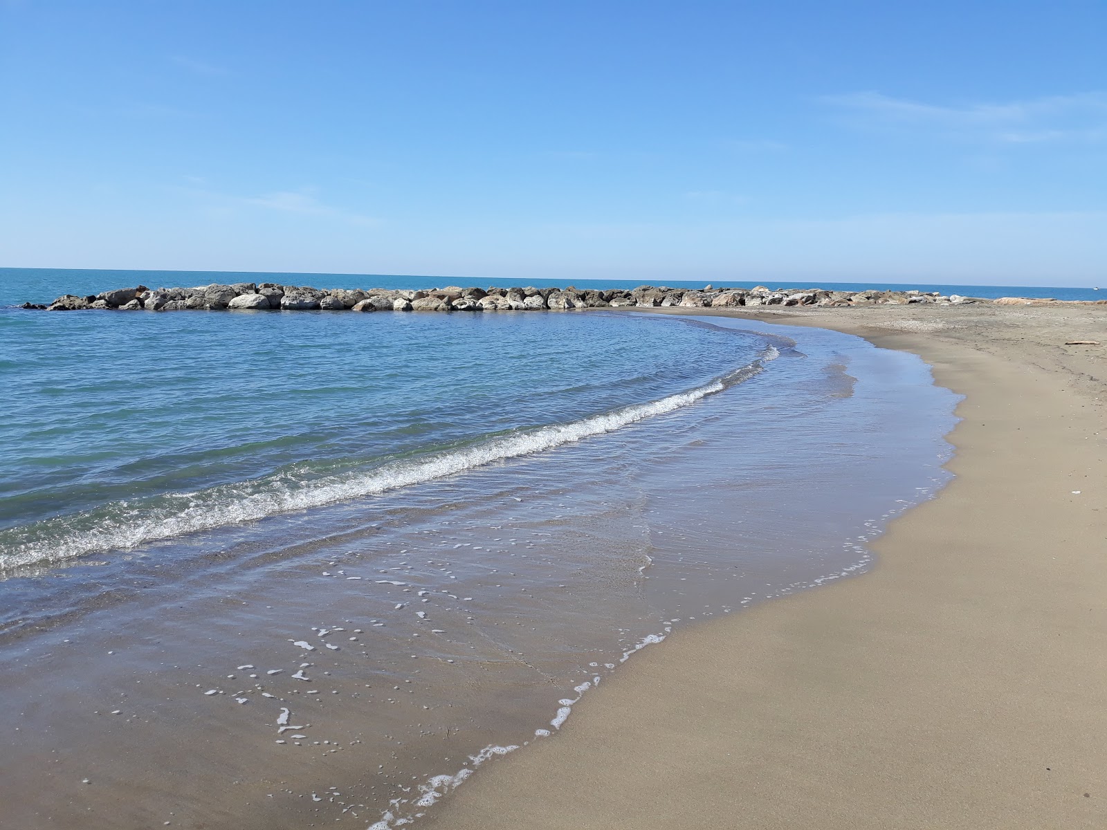 Ladispoli beach的照片 带有蓝色的水表面