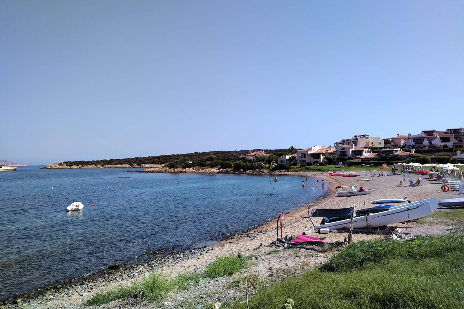 Foto de Spiaggia Cala del Faro com areia clara e seixos superfície