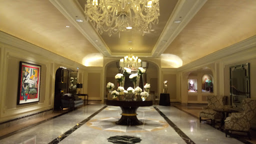 Shopping Mall «900 North Michigan Shops», reviews and photos, 900 N Michigan Ave, Chicago, IL 60611, USA