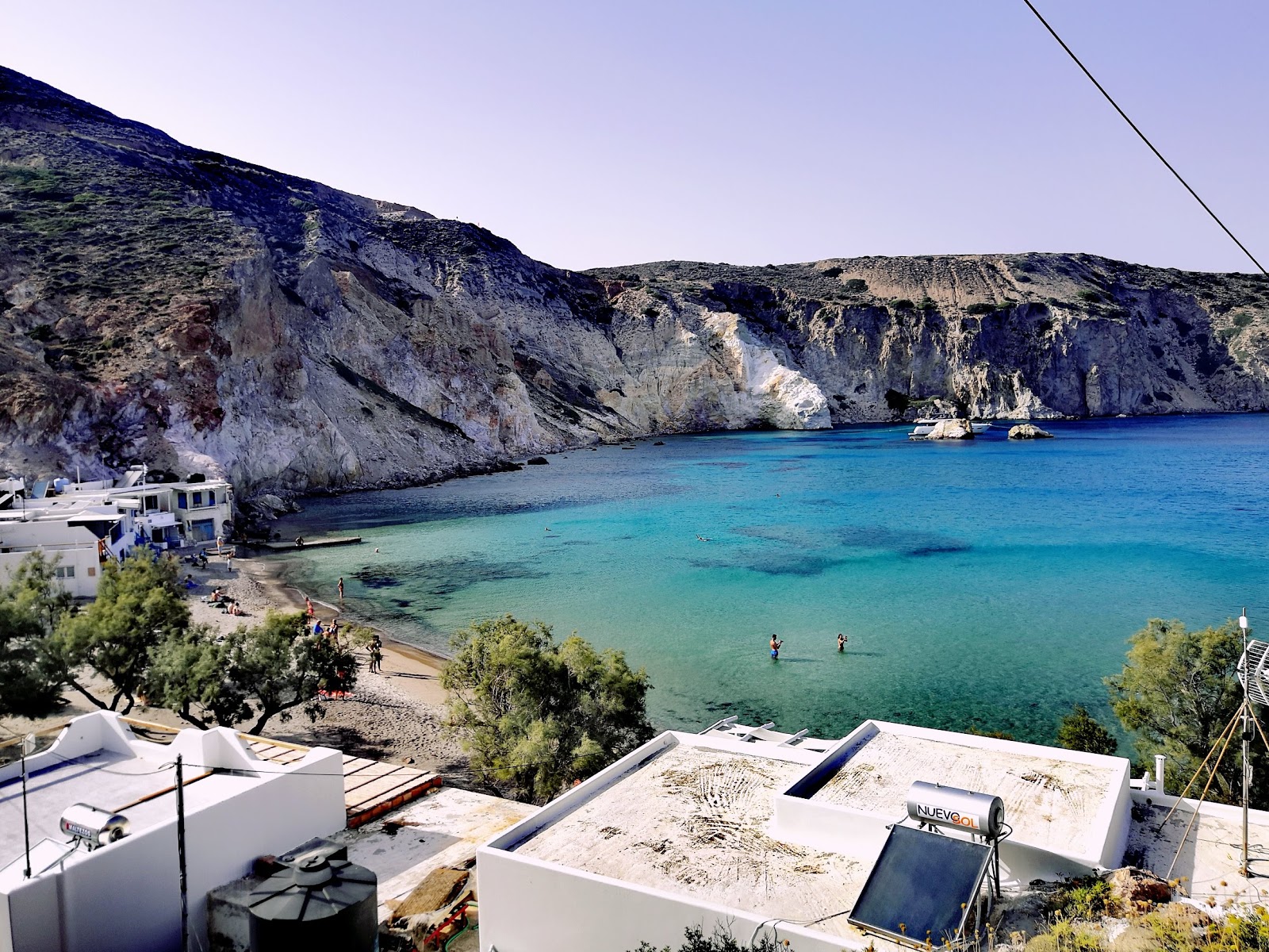 Foto de Firopotamos beach con arena fina y guijarros superficie