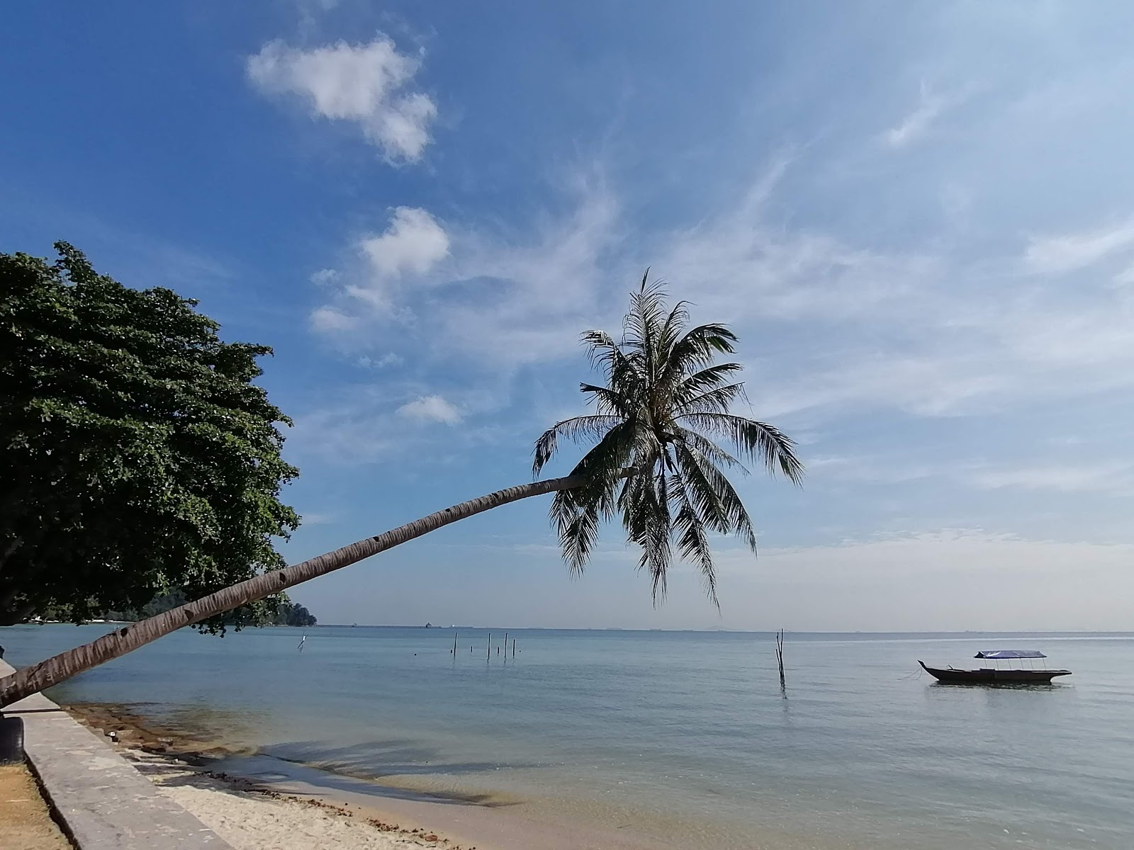 Teluk Mata Ikan Beach'in fotoğrafı kahverengi su yüzey ile