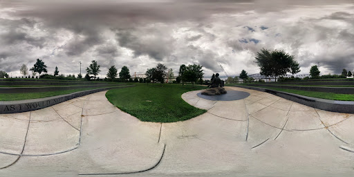 Park «Lincoln Memorial, Lincoln Memorial Parking Lot - Louisville Waterfront Park», reviews and photos, 406 E River Rd, Louisville, KY 40206, USA