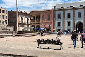 Plaza De La Mujer image