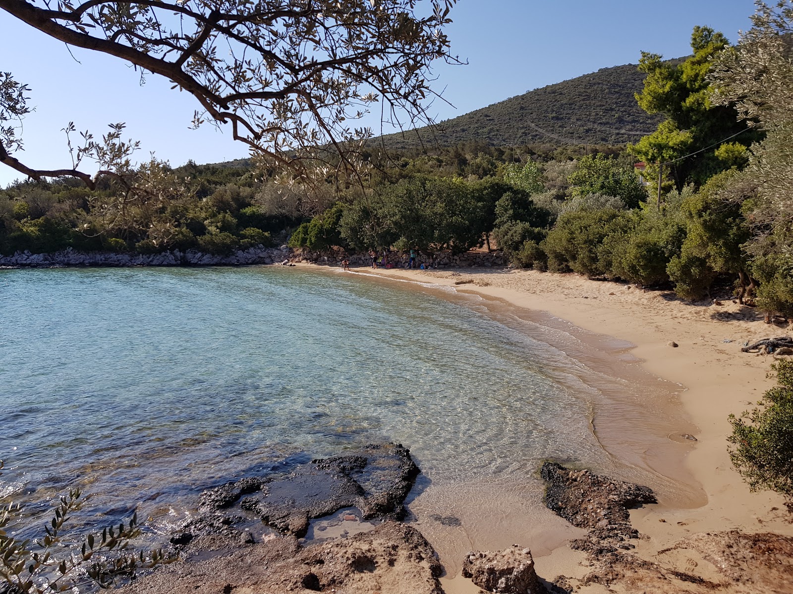 Fotografija Moulas Beach z svetel pesek površino