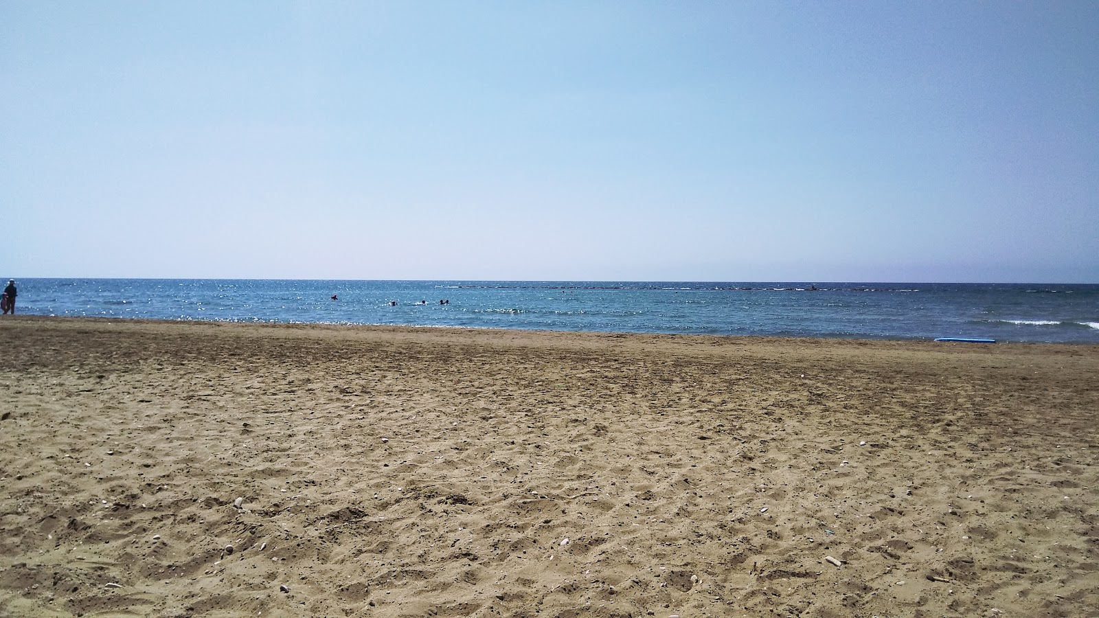 Foto von Yanathes beach mit blaues wasser Oberfläche