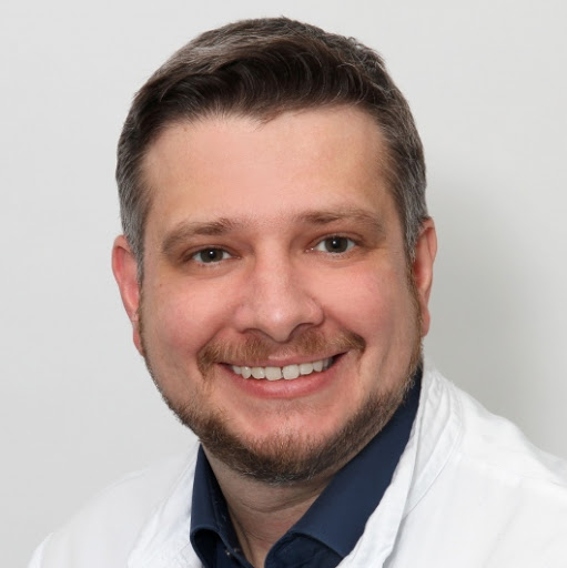 Dr. Kristofer Ramina, Neurocirurgião