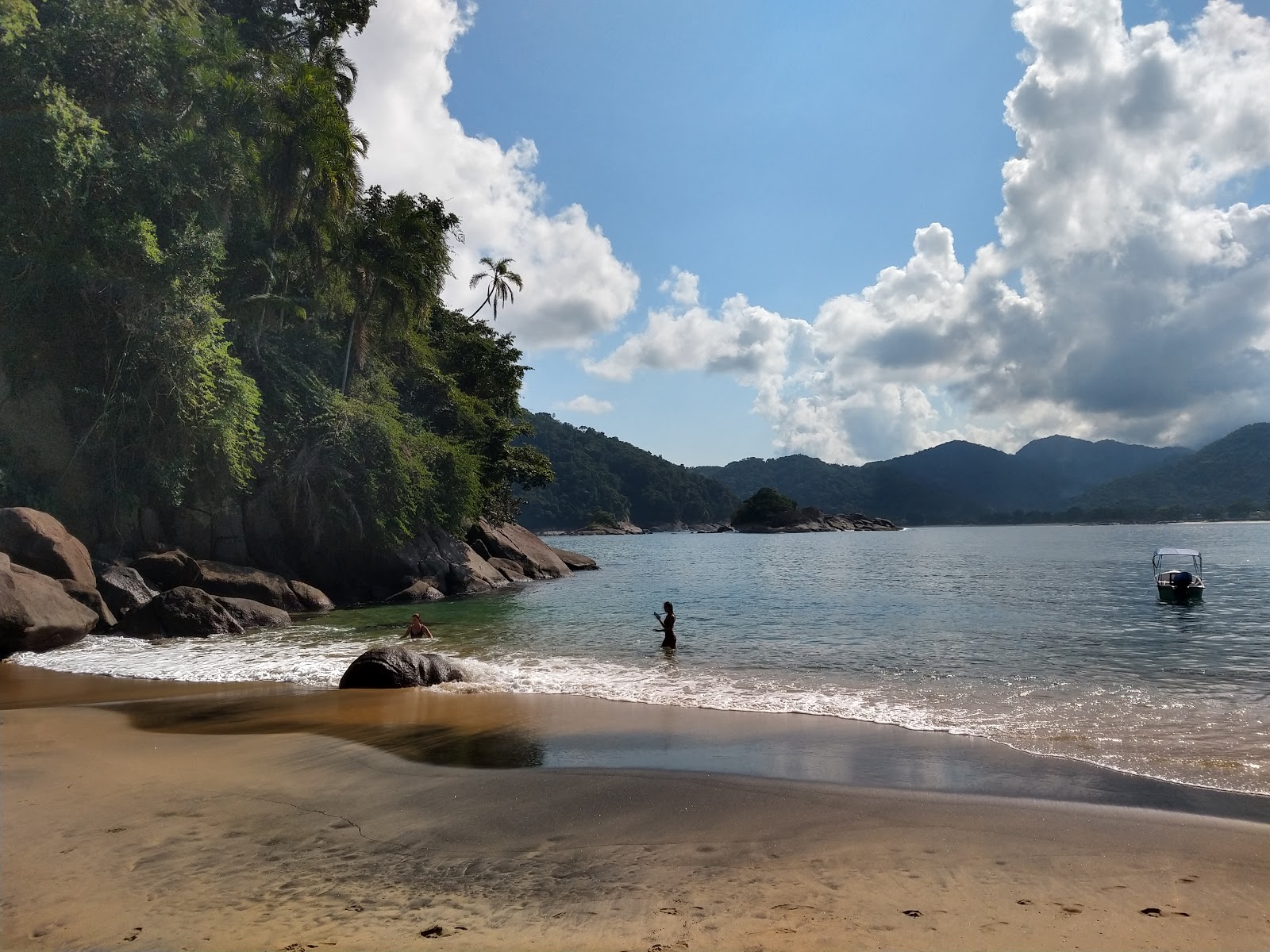 Fotografie cu Praia da Galeta cu o suprafață de apa pură turcoaz