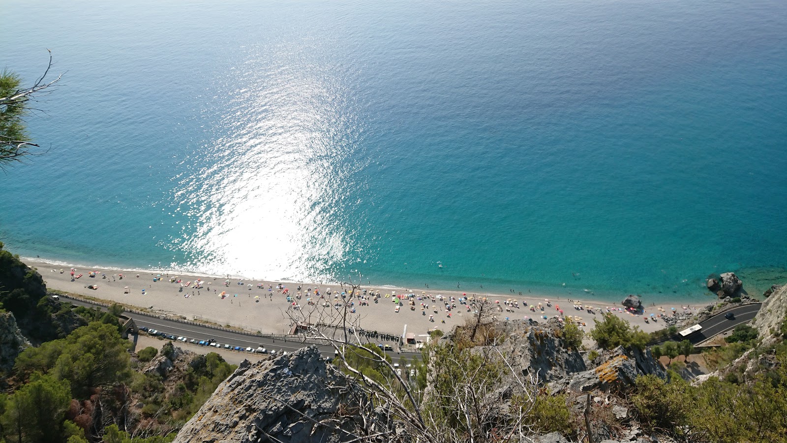 Foto de Spiaggia del Malpasso apoiado por penhascos