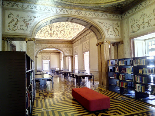 Libraries open on holidays in Lisbon