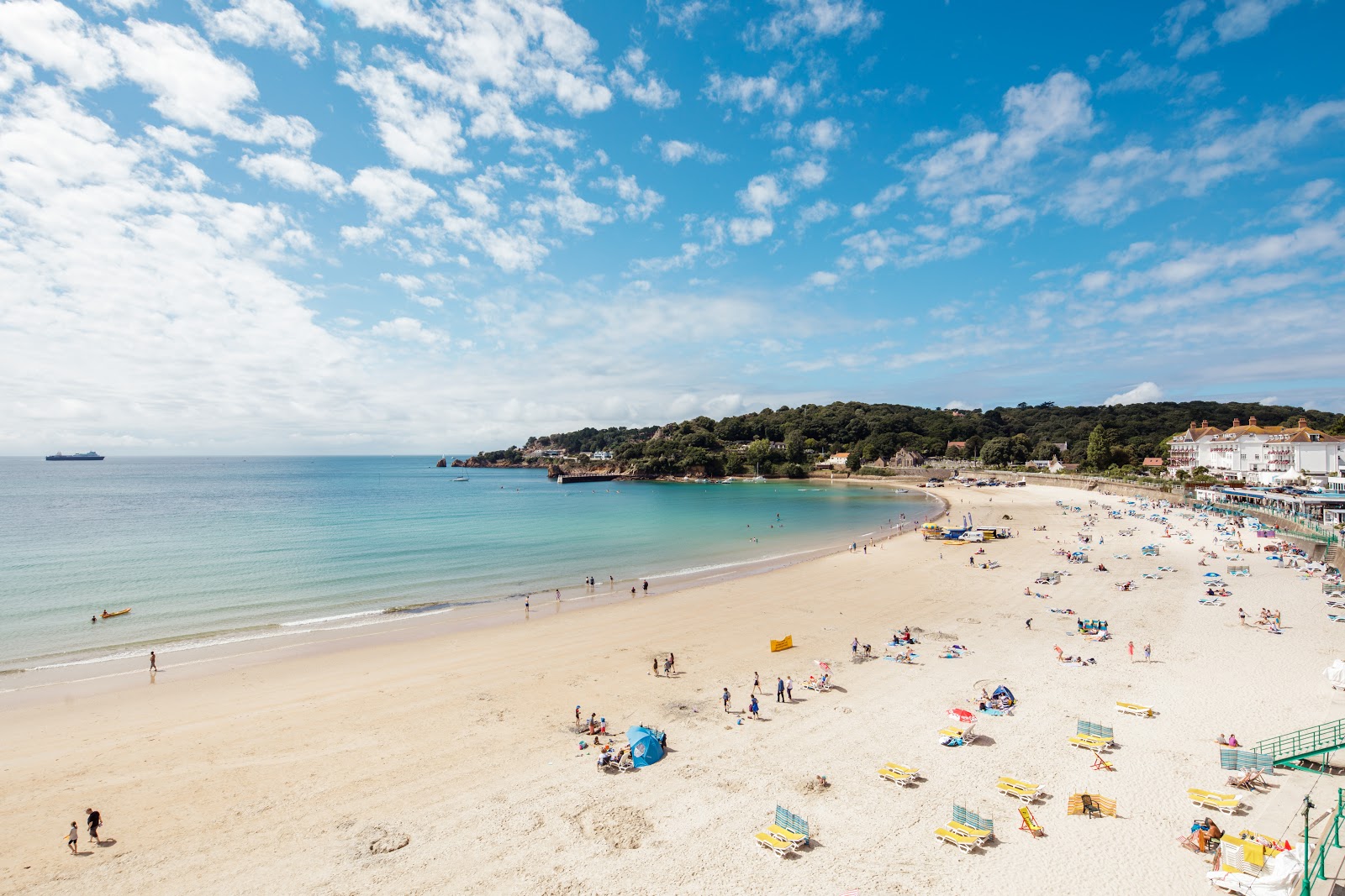 Fotografie cu St Brelade's Bay cu o suprafață de nisip beige