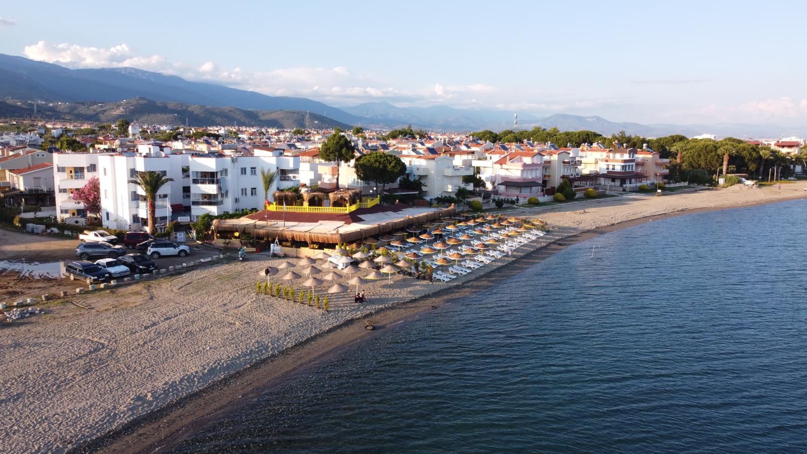 Φωτογραφία του Gulsah beach με μπεζ άμμος και βότσαλα επιφάνεια
