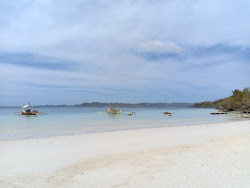Foto von Inasakan Beach und die siedlung