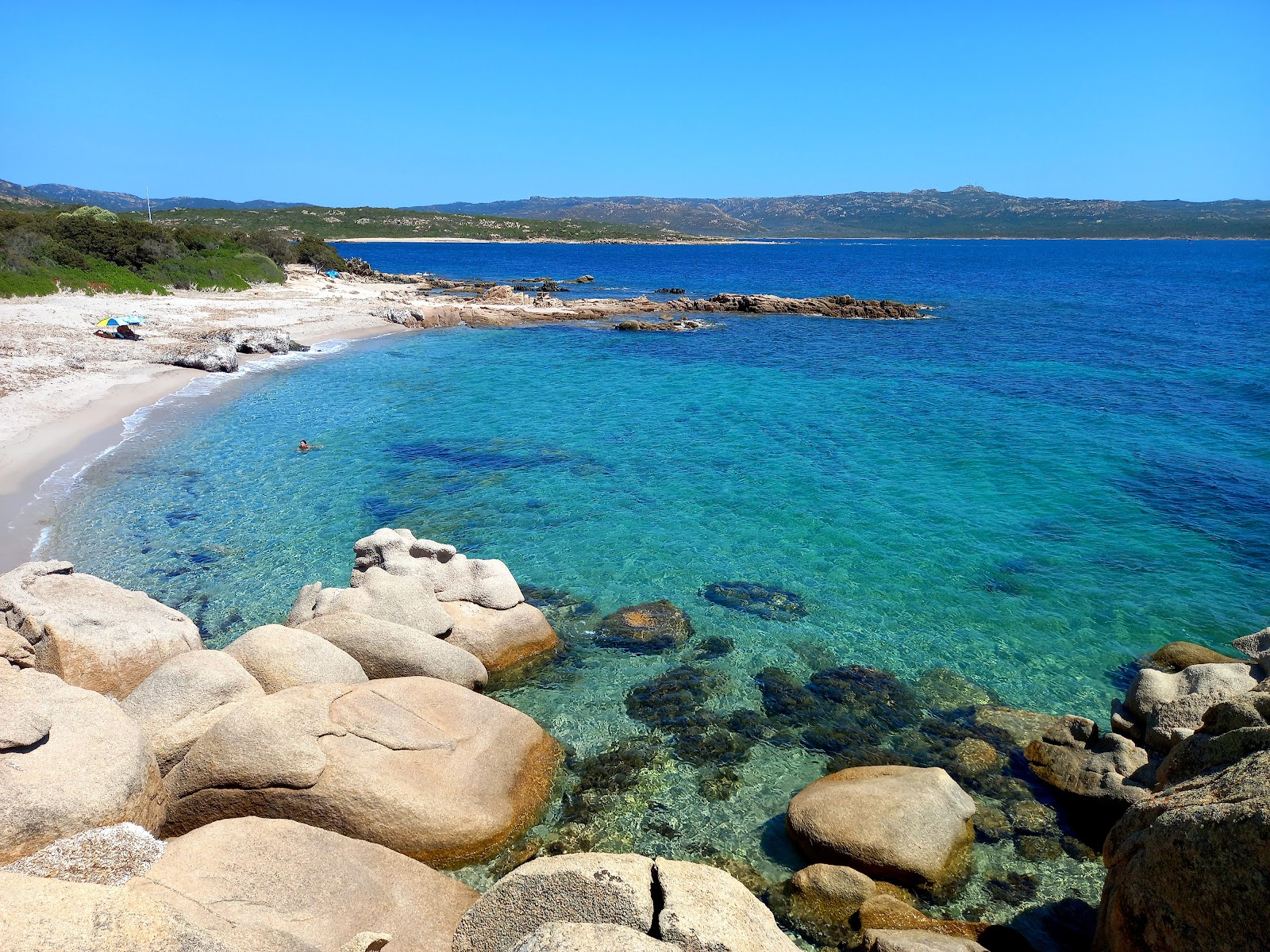 Plage de la Testa II'in fotoğrafı parlak kum yüzey ile