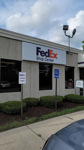 Shipping and Mailing Service «FedEx Ship Center», reviews and photos, 21600 Melrose Ave, Southfield, MI 48075, USA