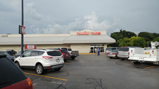 Grocery Store «Family Fare Supermarket», reviews and photos, 1801 Valley View Dr, Council Bluffs, IA 51503, USA