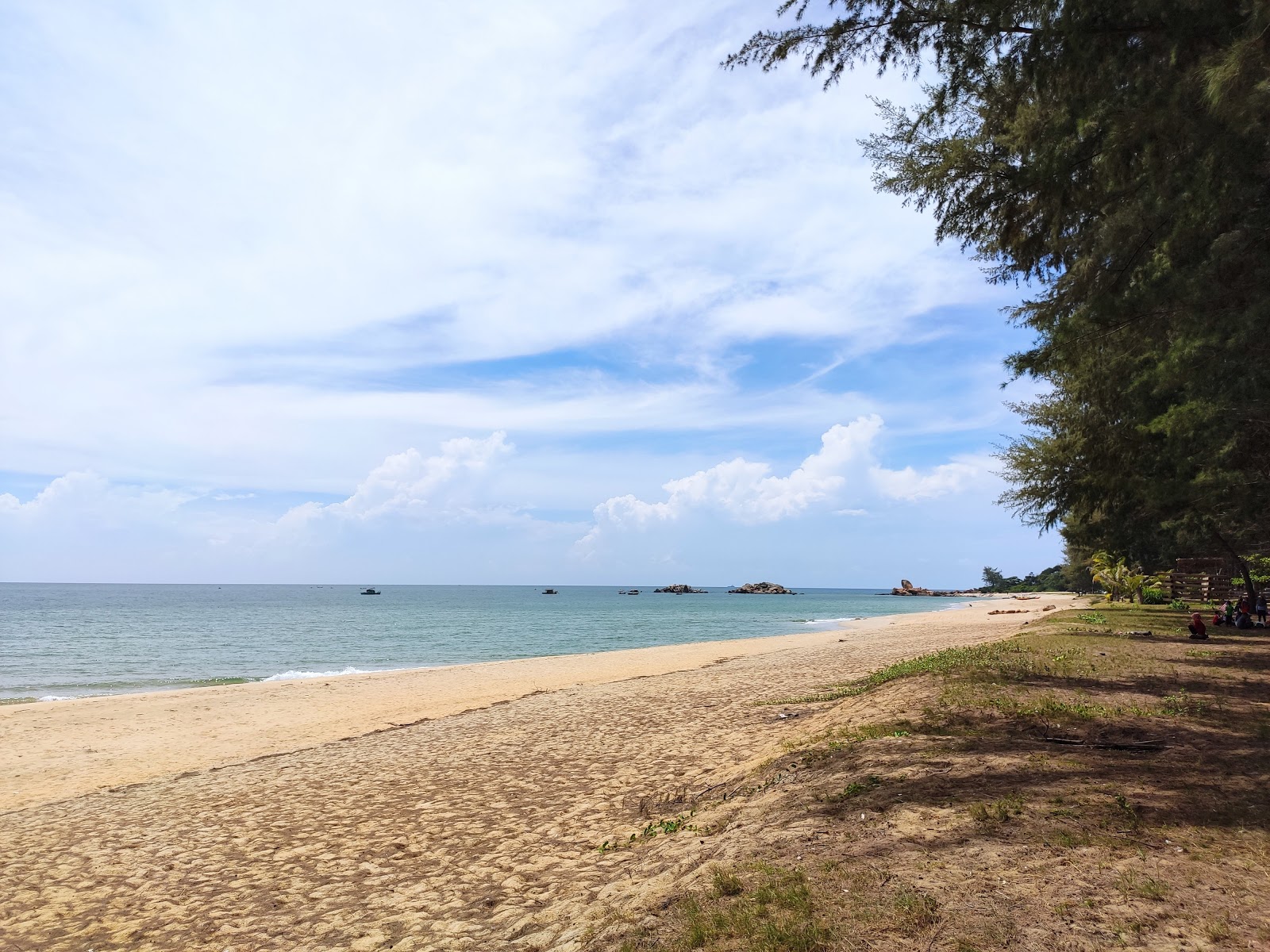 Foto von Kijal Penunjok Beach mit beiger sand Oberfläche