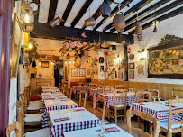 Atmosphère du Restaurant français Le Vieux Bistrot : Spécialité Fromage, Fondue , Raclette, Pierrades à Paris - n°1