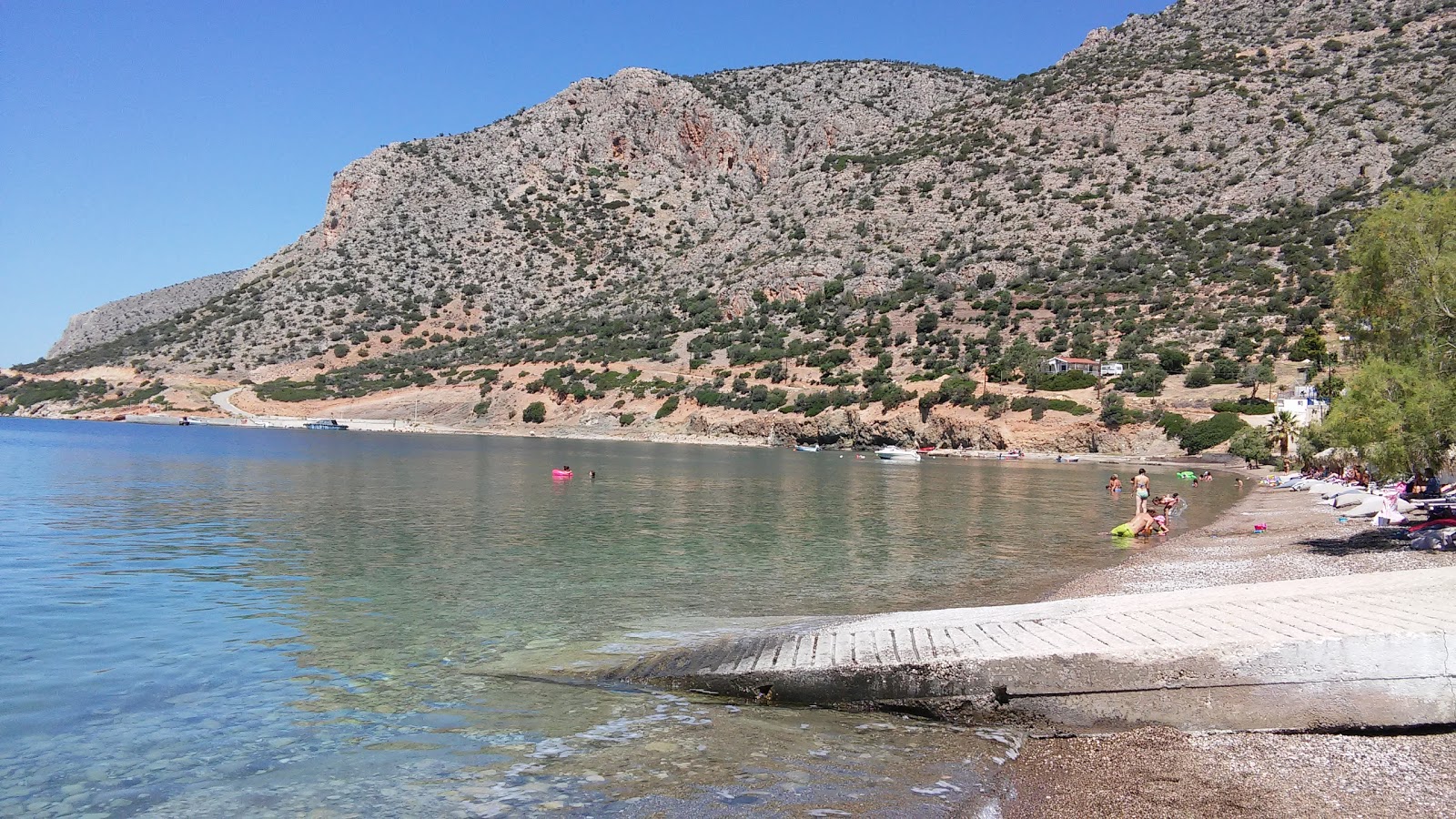 Foto de Agios Nikolaos beach con guijarro fino claro superficie