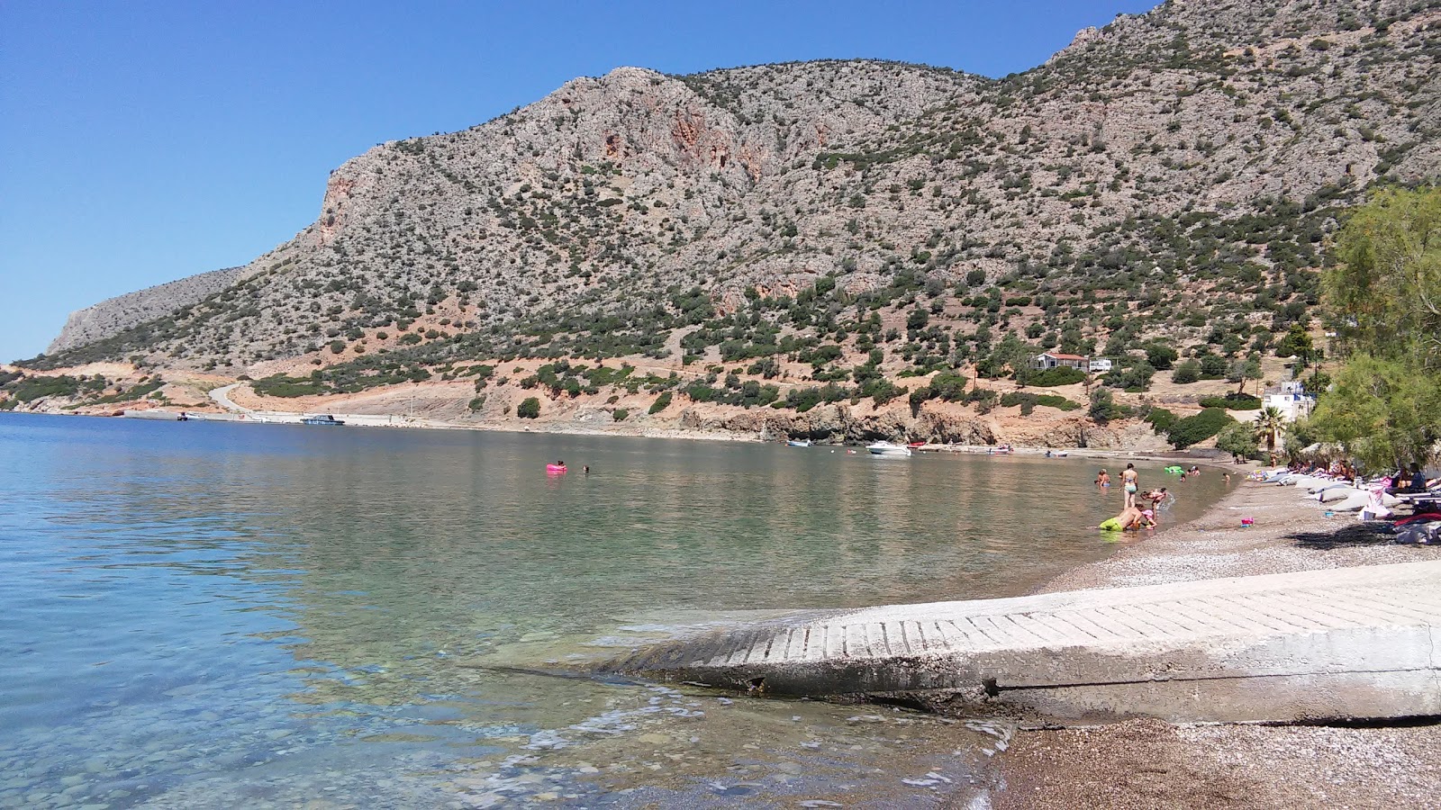 Foto di Agios Nikolaos beach con una superficie del piccoli ciottoli beige