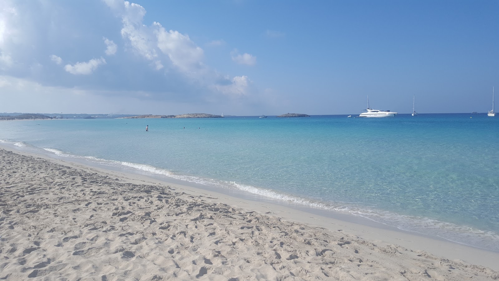 Foto di Platja de les Illetes II con una superficie del sabbia bianca fine