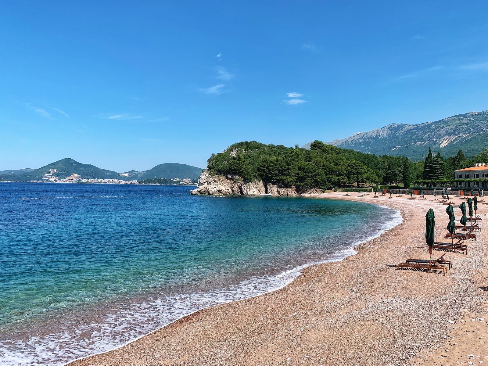 Milocer Plajı'in fotoğrafı siyah kum ve çakıl yüzey ile