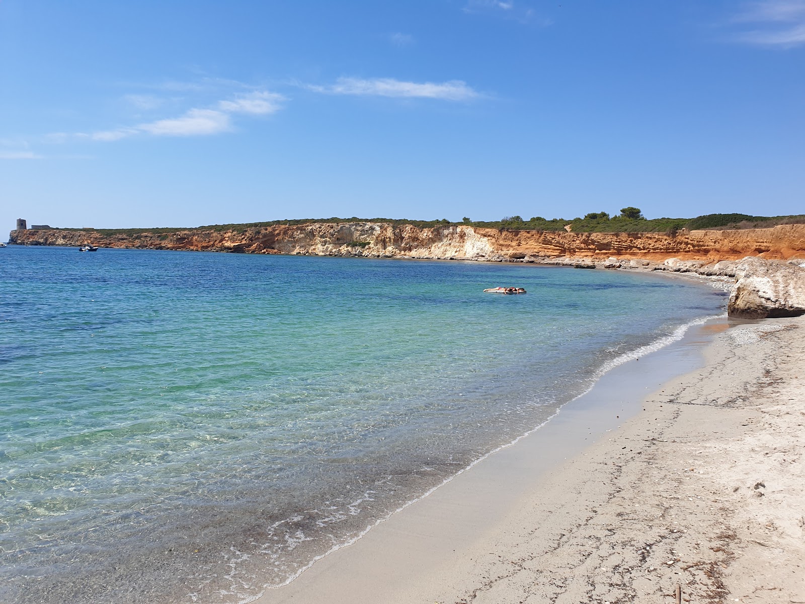 Spiaggia di Seu的照片 带有蓝色纯水表面