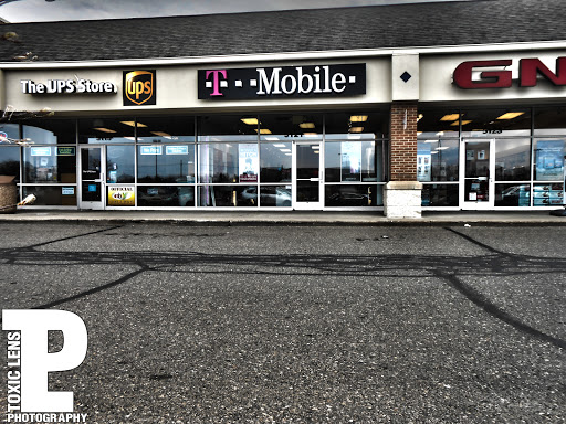 T-Mobile, 5121 Highland Rd, Waterford Twp, MI 48327, USA, 