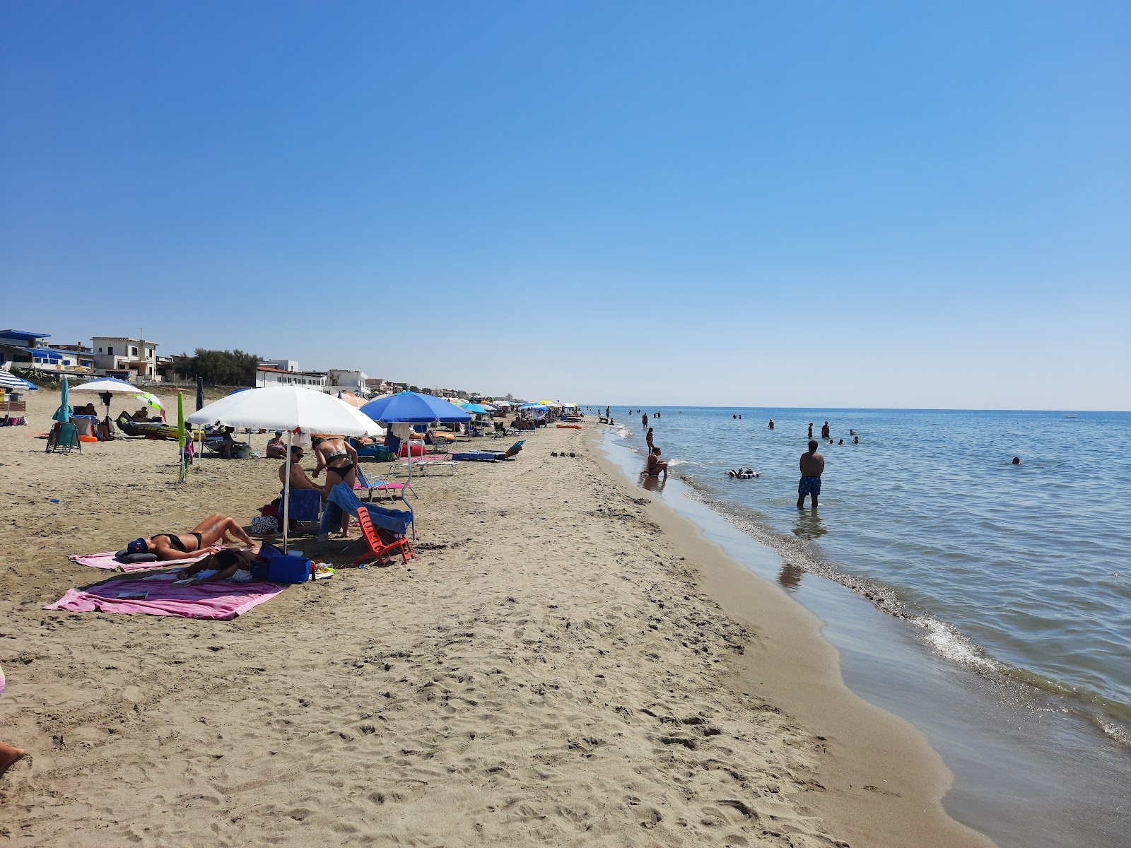 Valokuva Spiaggia di Torvaianicaista. pinnalla kirkas hiekka:n kanssa