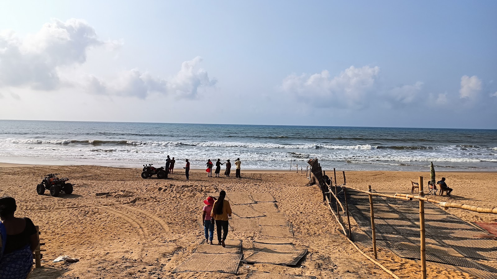 Foto von Chandrabhaga Beach mit feiner beiger sand Oberfläche