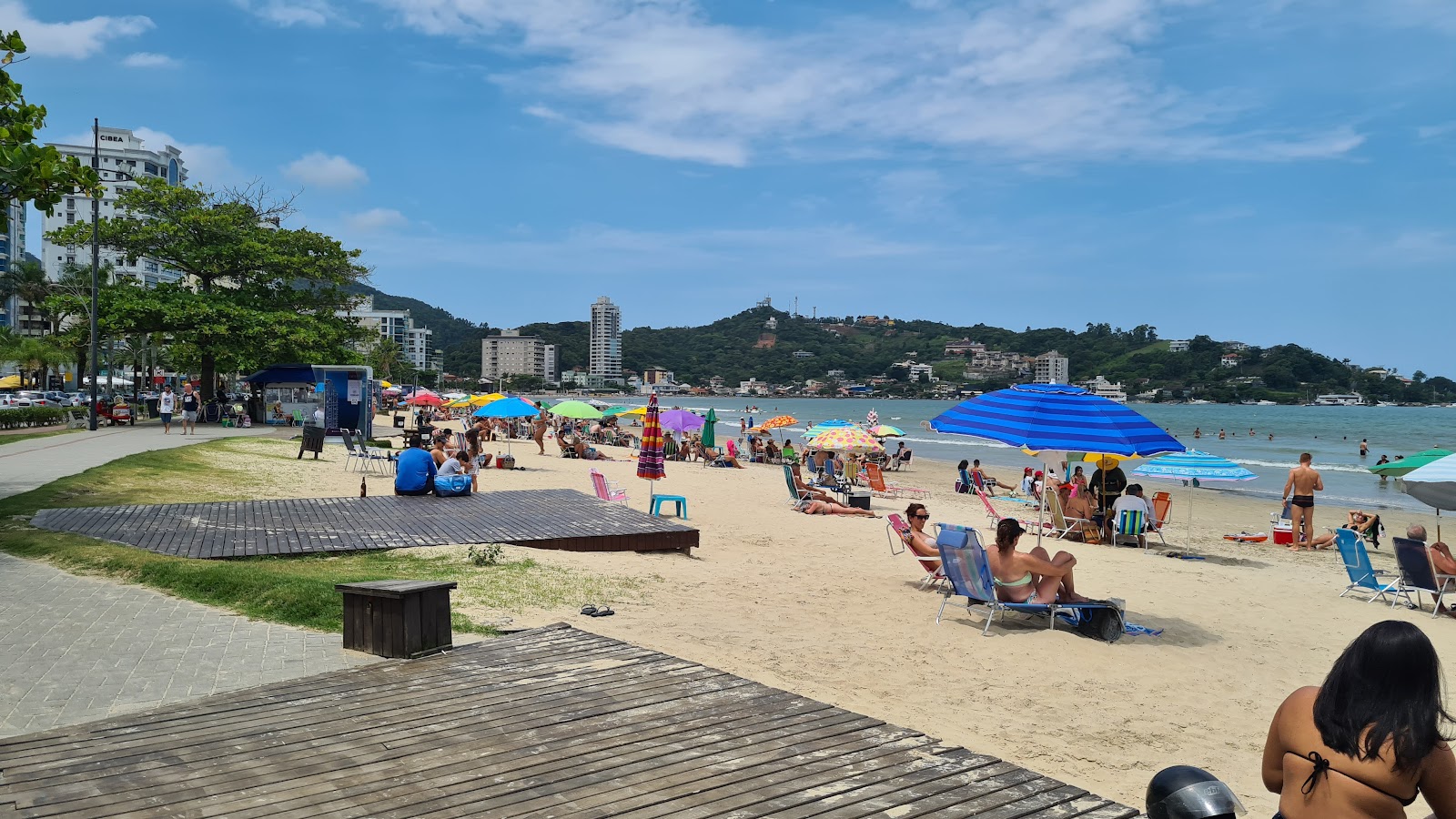 Praia de Itapema的照片 带有碧绿色纯水表面