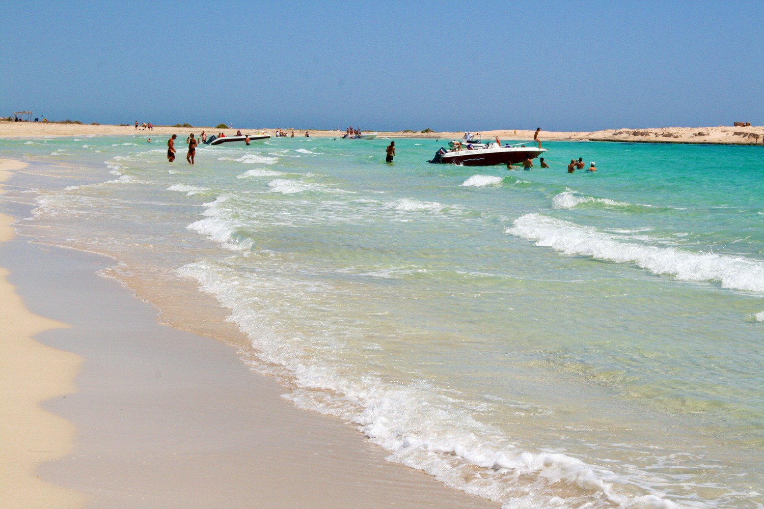 Foto van Lella Hadhria beach met ruime baai