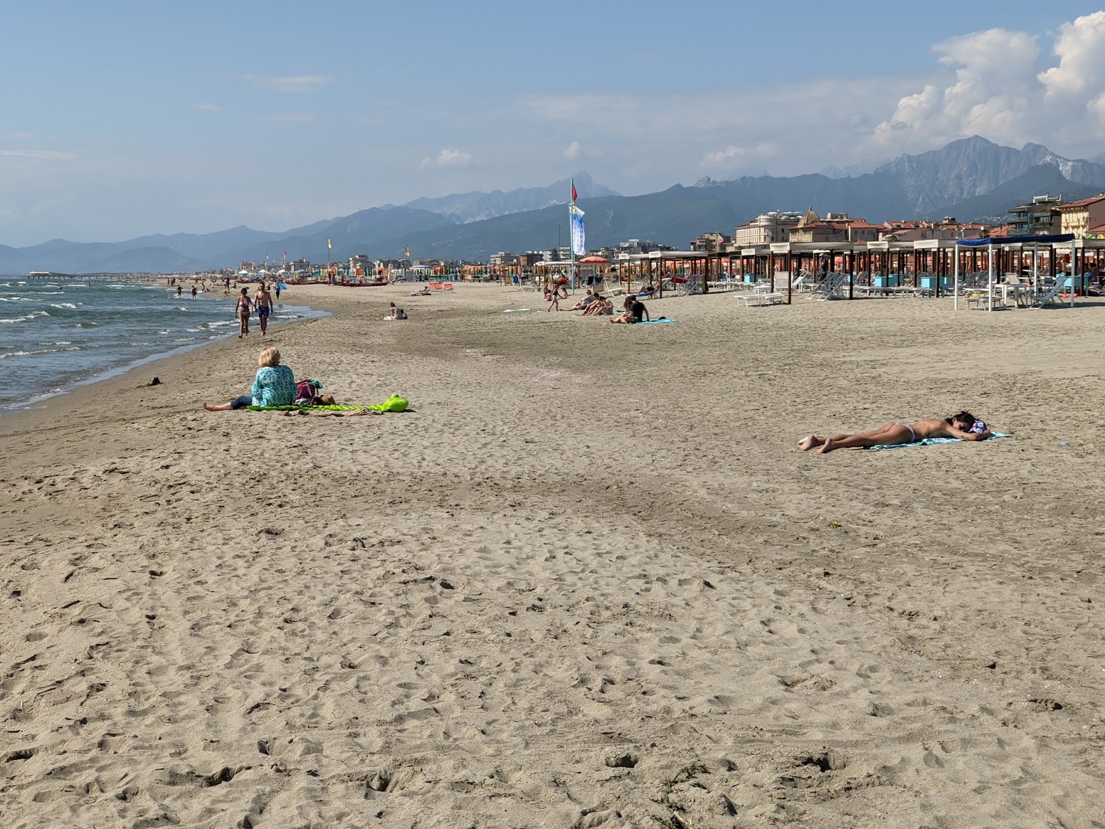 Foto van Spiaggia Lido di Camaiore met helder fijn zand oppervlakte
