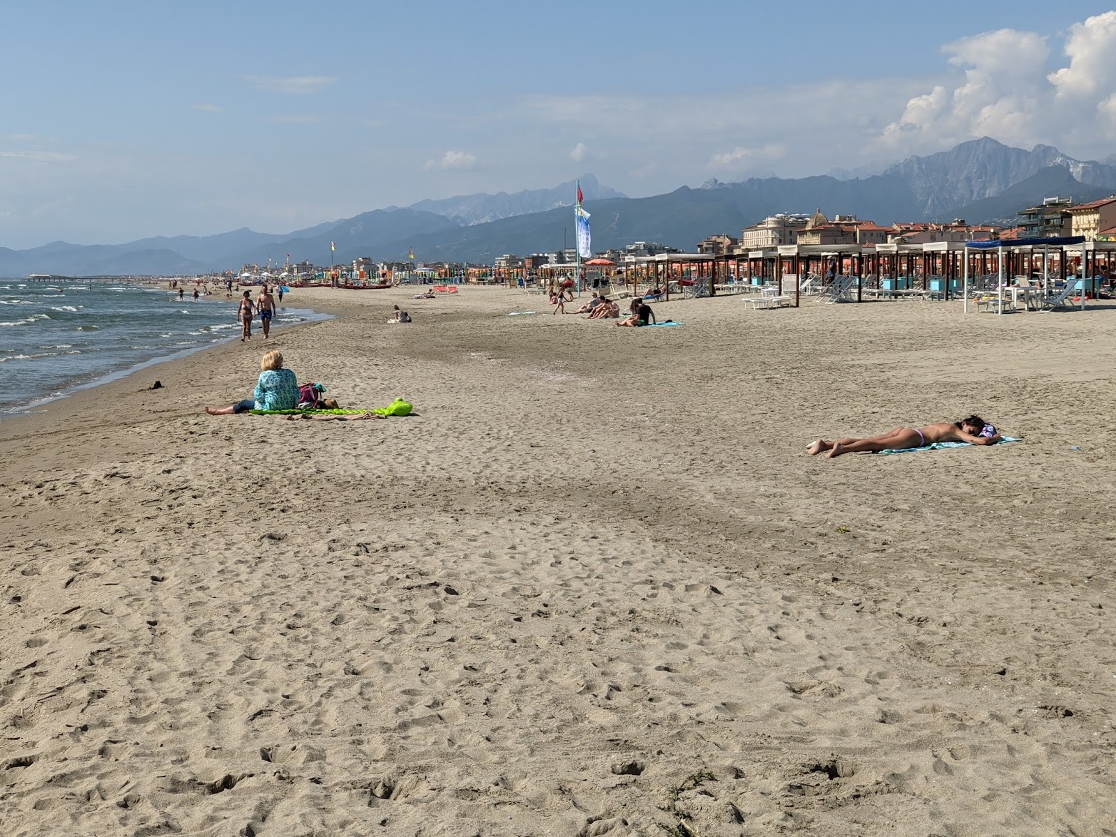 Foto von Spiaggia Lido di Camaiore mit feiner beiger sand Oberfläche