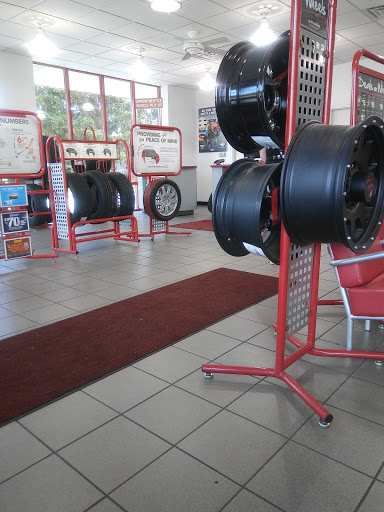 Tire Shop «Discount Tire Store - Livonia, MI», reviews and photos, 18975 Middlebelt Rd, Livonia, MI 48152, USA