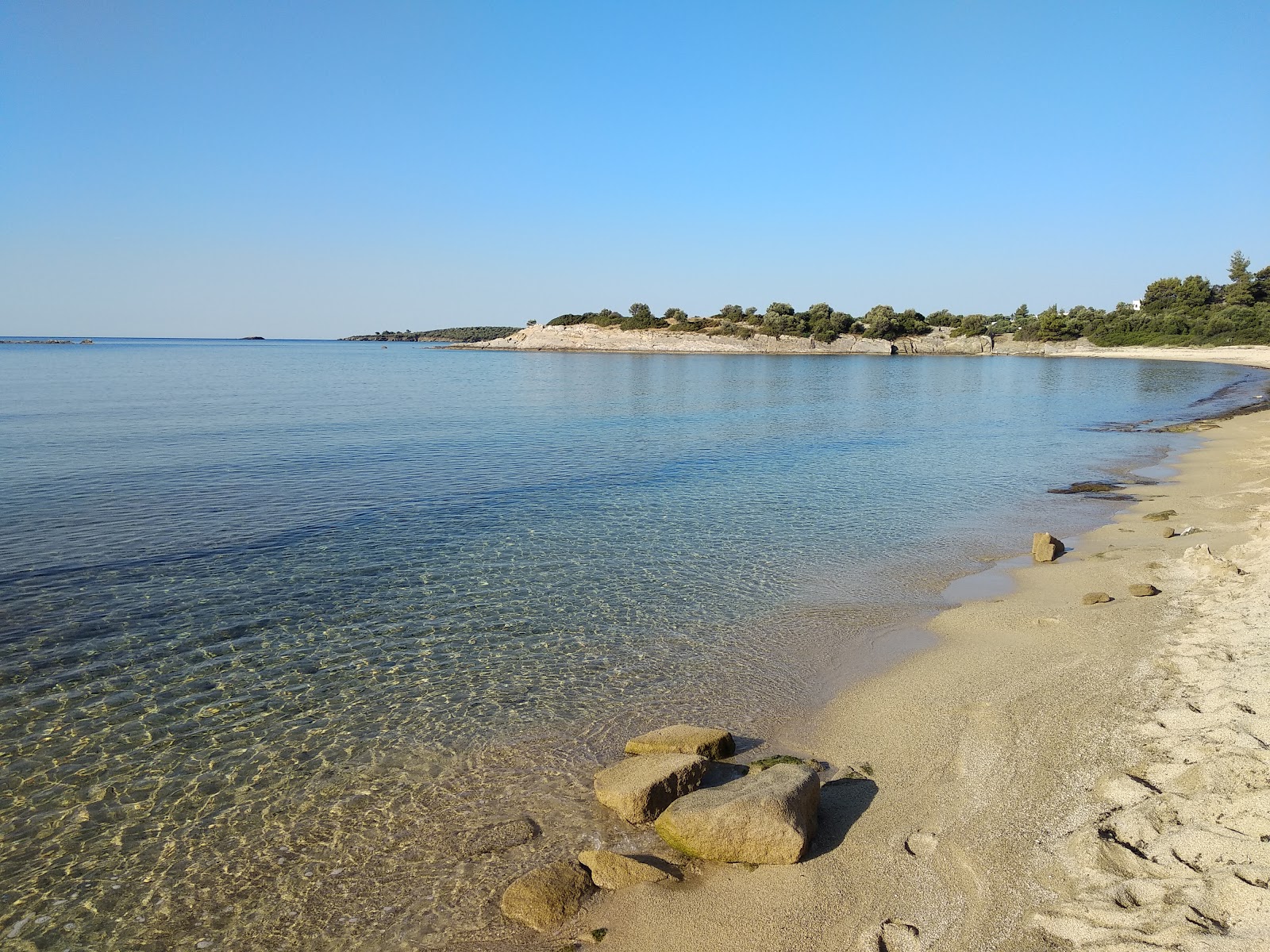 Foto av Azapiko beach med turkos rent vatten yta