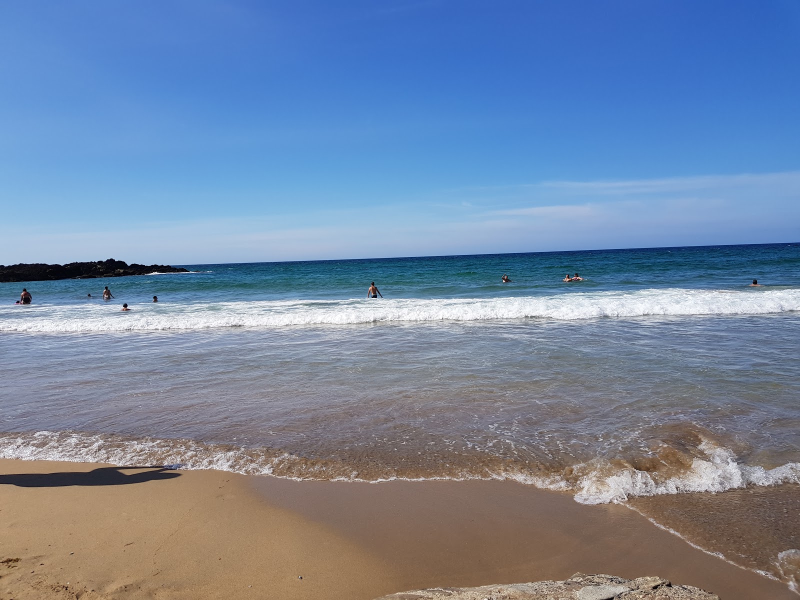 Praia das Torradas'in fotoğrafı mavi saf su yüzey ile