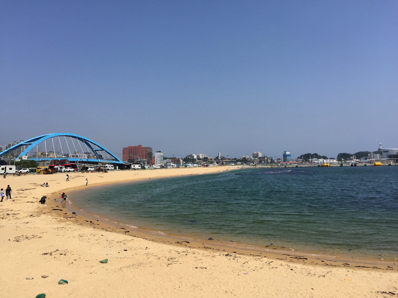 Foto de Cheongho Beach com areia brilhante superfície