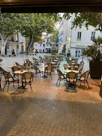 Atmosphère du Restaurant Le Petit Café à Carpentras - n°1