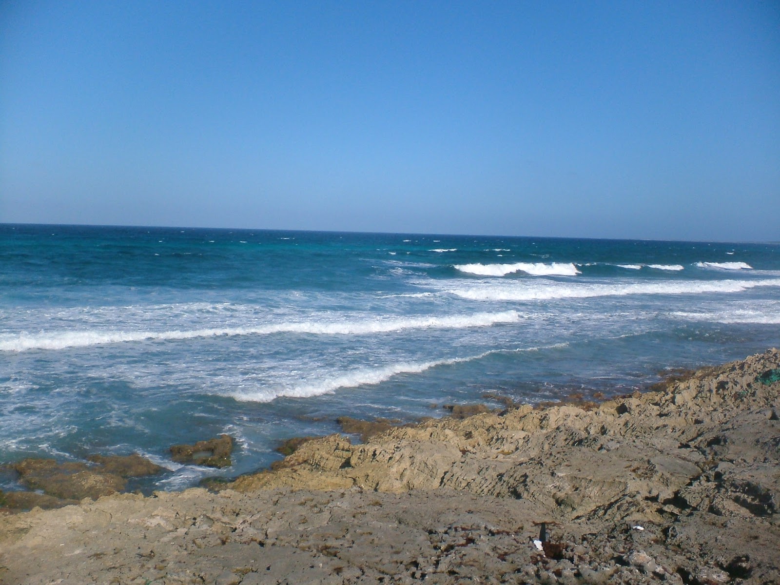 Fotografie cu James Point beach cu o suprafață de apa pură turcoaz