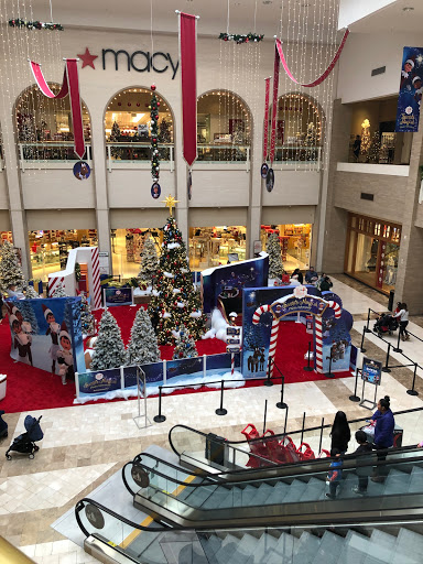 Clothing Store «Eddie Bauer», reviews and photos, 101 Hawthorn Center, Vernon Hills, IL 60061, USA