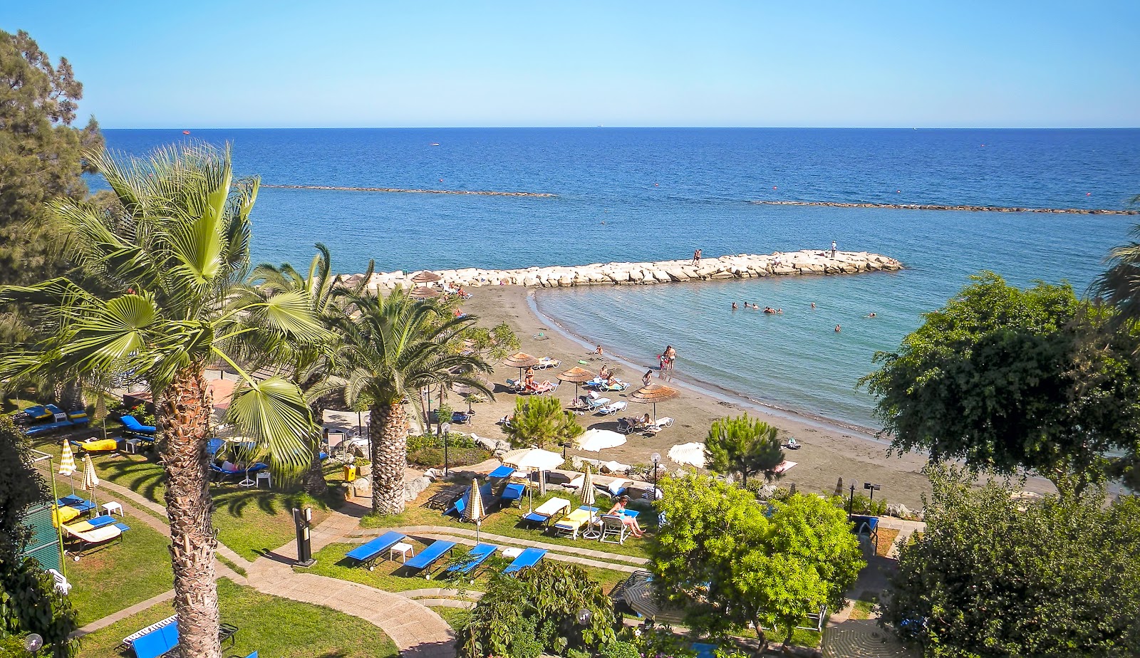Foto von Crowne Plaza Limassol Beach mit grauer sand Oberfläche