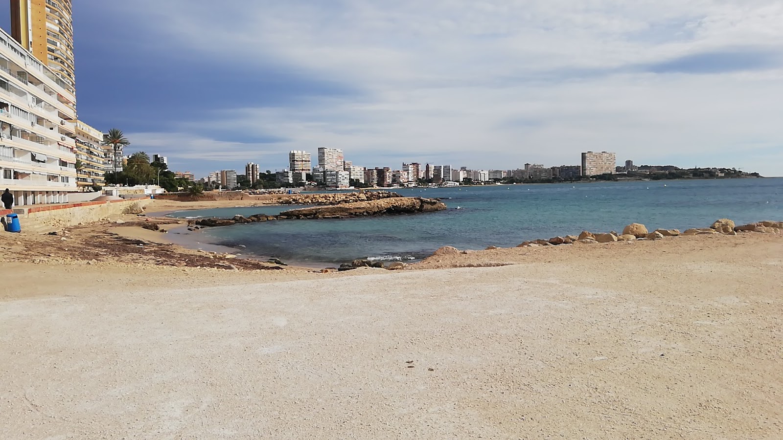 Photo de Calas de Alicante avec un niveau de propreté de partiellement propre