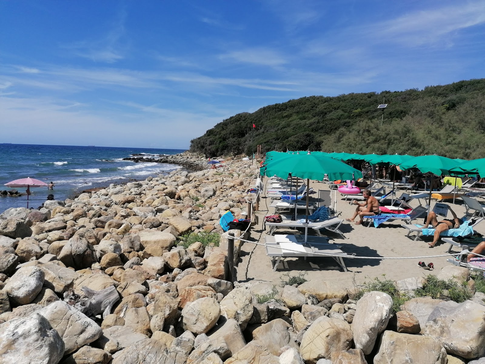 Foto van Fortullino beach met stenen oppervlakte