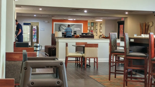 Hotel «Hampton Inn & Suites by Hilton Valdosta/Conference Center», reviews and photos, 2 Meeting Pl, Valdosta, GA 31601, USA